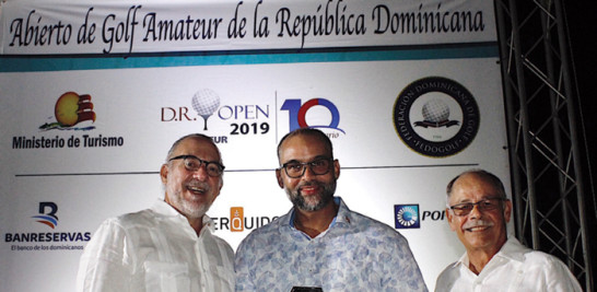 Carlos Elmúdesi (Presidente de FEDOGOLF), Dorian Vargas (Campeón Gross Categoría A), y Rafael Canario (Director del torneo), en el DR Open 2019.