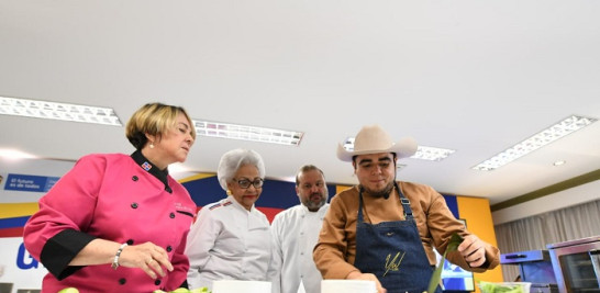 Chef Yulián Téllez, Elisa de León, Esperanza de Lithgow y Leandro Díaz.