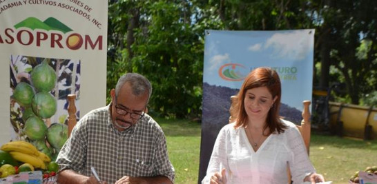 Sésar Rodríguez, del CAD, y Patricia Portela, directora de EcoMundo, firmaron un acuerdo de colaboración.