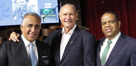 Alberto Juantorena junto a Luis Mejía Oviedo, presidente del COD, y el ministro de Deportes, Danilo Díaz.