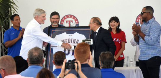 Ray Davis, propietario de los Rangers de Texas, entrega una camiseta al presidente Danilo Medina.
