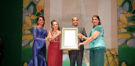 César Parray Marilyn García reciben reconocimiento de  Cándida Montilla de Medina y Rosa Mena de Vargas.
