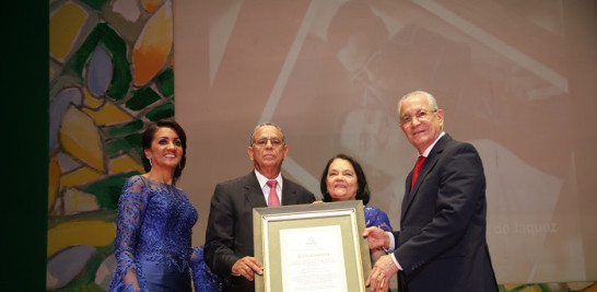 Agustín de Jesús Jáquez y Celedonia Gómez reciben reconocimiento de  Cándida Montilla de Medina y Antonio Vargas.