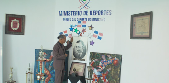 Peguero observa una foto del finado Virgilio Travieso Soto.
