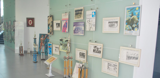 Trofeos fotografías medallas y otros artículo histórico han sido colgado en paredes del museo para que no se deterioren.