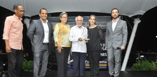 Reconocimiento a Don Papia Báez. Gabriel Aspas, Valentina Báez, Heidy Báez, Jose Rodriguez y Gary Olivo.
