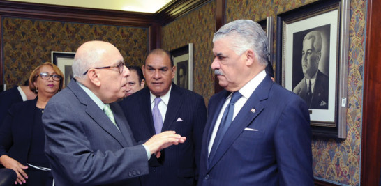 Juan Guiliani Cury conversa con el ministro de Relaciones Exteriores. Detrás figuran Cándida Acosta, Miguel Franjul y Hugo Rivera Fernández.