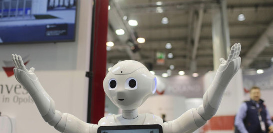 Un robot da la bienvenida a los visitantes de la Feria Industrial de Hannover.