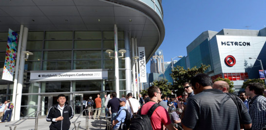 Los asistentes de Apple hacen cola para la Conferencia Mundial de Desarrolladores de Apple en el Centro de Convenciones Moscone West en San Francisco.