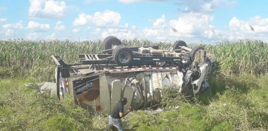 Camión involucrado en el accidente que, según informes, es propiedad de una compañía de embutidos.