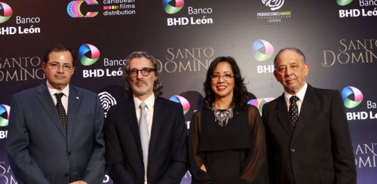 Steven Puig, José Enrique Pintor, Josefina Navarro y Huchi Lora en la proyección de Santo Domingo, en el Teatro Nacional. FUENTE EXTERNA