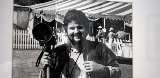 Reproducción de una instantánea de los años ochenta del presentador de televisión y fotógrafo cubano estadounidense Raúl de Molina, durante una cobertura. EFE/Antoni Belchi.