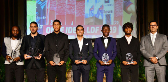 Parte del equipo Once ideal de la temporada de la LDF junto a Juan José Carretero, en el extremo derecho. GLAUCO MOQUETE / LISTÍN DIARIO