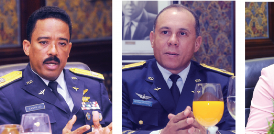 Aracenis Castillo de la Cruz, director del CESAC. Richard Vásquez, comandante general de FARD. Betty Castaing, directora de Planificación del IDAC.
