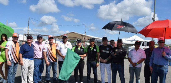 La empresaria Ivette Gómez, ejecutiva de Viva, ejecuta el banderazo de honor durante la ceremonia oficial del evento del Gran Premio de Autos y Motos realizado en el Autódromo Petronan.