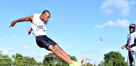 Alejandro Romero, de la Sexta Zona, realiza uno de sus saltos clasificatorios durante la primera jornada de atletismo en la subsede de La Romana.
