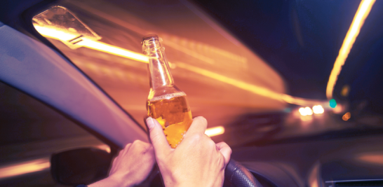 La recomendación general y constante es de no conducir si se está ingiriendo alcohol. ISTOCK