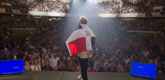 Ricardo Montaner con la bandera dominicana a la espalda.