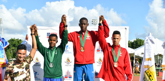 Luguelín Santos tras premiar a ganadores de una de las competencias de atletismo de los Juegos.