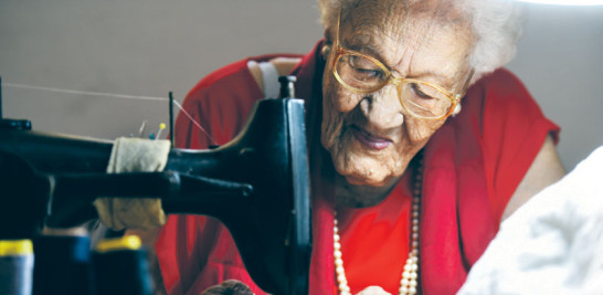 Ángela Idiana Rivero, 102 años: A la buena alimentación atribuyó su longevida que el que come bien llega a viejo, el que no come se muere. Todavía cose, ju dominó, llena sopa de letras y lee periódicos.