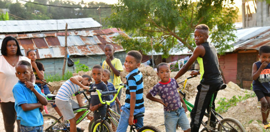 Muestras de la alegría reflejada en el rostro de estos niños, con sus regalos de bicicletas.