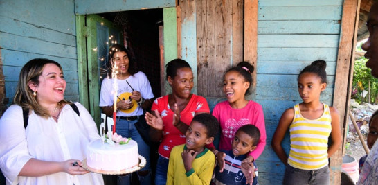 La hija de Deidamia, Deiry, de 15 años, cumplidos recientemente, recibió de sorpresa un canto y un bizcocho.