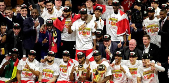 La NBA coronó una nueva franquicia, esta vez un conjunto fuera del territorio norteamericano como son los Raptors de Toronto, verdugo de los Warriors. / AP