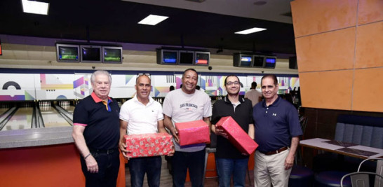 El inmortal Sebelén y Héctor J. Cruz galardonan a Pedro G. Briceño, Glauco Moquete y Alex Rodríguez, quienes ocuparon las primeras tres posiciones del torneo navideño.