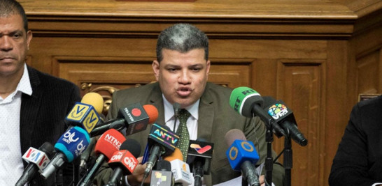 El legislador opositor venezolano Luis Parra (c), elegido presidente del Parlamento en medio de una polémica y respaldado por el chavismo, ofrece una rueda de prensa este lunes, en Caracas.