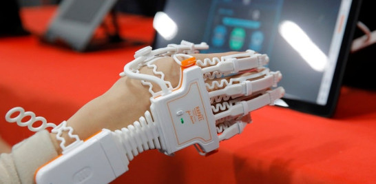 Neofect presentó Smart glove, un dispositivo de rehabilitación para derrames cerebrales. El guante, que se conecta a una aplicación, permite al usuario jugar y conectarse de forma remota con su terapeuta para rehabilitarse después de un derrame cerebral. AP/John Locher