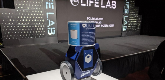 Este Rollbot o caja con ruedas que se desplaza libremente por el hogar fue presentado por Procter & Gamble (P&G). Su función es cargar sobre sí un papel higiénico, sacándote de apuros en caso de necesidad. EFE/ Marc Arcas
