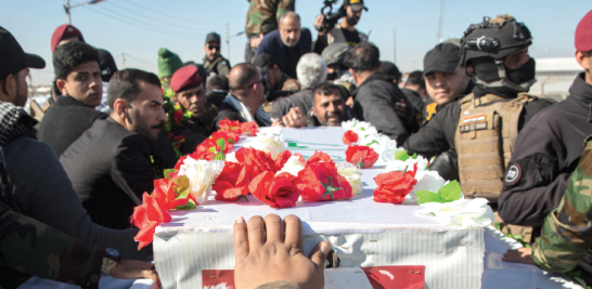 El ataúd con el cuerpo del general Qasem Soleimani, durante los funerales en Basora, Irak. AFP