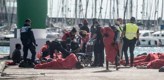 Efectivos de Salvamento Marítimo, Cruz Roja, la Policía y otros servicios de emergencia atienden a las 43 personas rescatadas en una patera a la deriva a 27 kilómetros de Lanzarote. | EFE