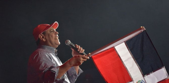 Fernando Villalona mientras interpretaba el tema Dominicano Soy antes del partido contra Puerto Rico.