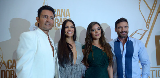 Fernando Colunga, Zuleyka Rivera, Raquel Flores y Julián Gil desfilando por la alfombra roja del festival. FUENTE EXTERNA