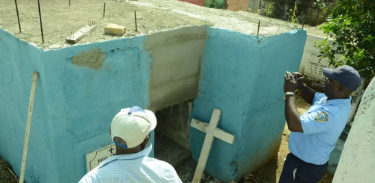 Otras tumbas han sido profanadas en el cementerio de Manoguayabo. JOSÉ A. MALDONADO/LD