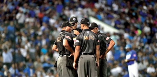 Los auxiliares que laboraron en el segundo partido de la serie final. GLAUCO MOQUETE