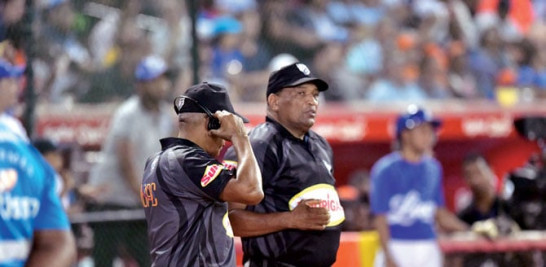 Un par de los árbitros al momento de pedir una revisión en el partido de ayer entre Licey versus Toros.