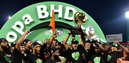 Jugadores festejan con la Copa BHD León que le acredita como los campeones y que le fue entregada por Jorge Besosa y José Sanoja, ejecutivos del banco BHD.