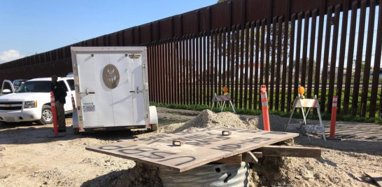 Un acceso cubierto que conduce a un túnel de contrabando en el lado estadounidense del muro fronterizo en San Diego, California, el miércoles 29 de enero de 2020. (AP Foto/Elliot Spagat)