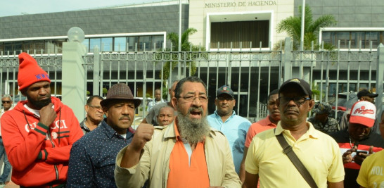 Exempleados de Punta Catalina durante su protesta en el ministerio de Hacienda. Foto: José Alberto Maldonado/Listín Diario.