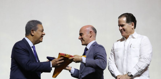 Leonel Fernández, presidente de Funglode y Alejandro Abellán, embajador de España, intercambian banderas. Observa Manuel Corripio. FUENTE EXTERNA