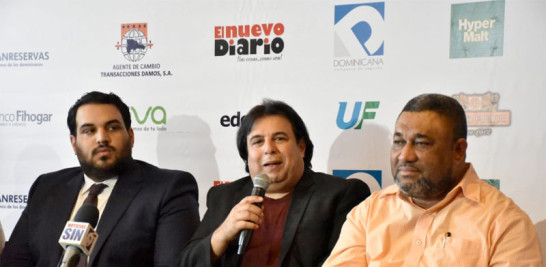 Rodolfo y Domingo Dahuajre junto al comisionado MMA, Yoel Adames.
