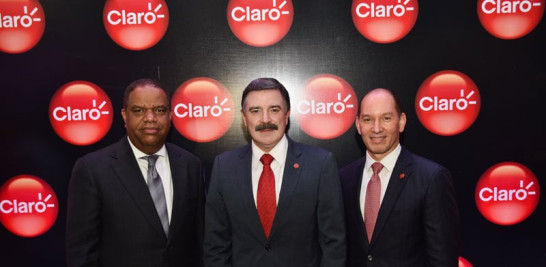 El ministro Danilo Díaz junto a Rogelio Viesca y Omar Acosta, ejecutivos de Claro.