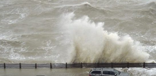 Las olas rompen sobre el faro de Newhaven en la costa sur de Inglaterra el 9 de febrero de 2020, cuando la tormenta Ciara barrió el país. AFP