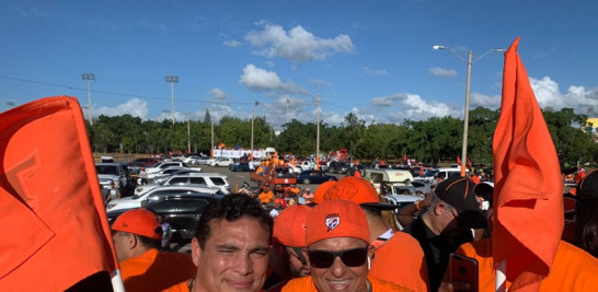 Raymond Abreu y Lino Rivera en momentos en que comenzaba a organizarse el desfile en la parte frontal del Estadio Francisco Micheli, el corral de los Toros del Este.