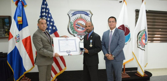 Félix Alburquerque Comprés,presidente del organismo antinarcóticos (DNCD), junto a Evaristo Cedeño y Jhon Canin, Jefe del Caribe de la DEA. Foto: Fuente Externa.