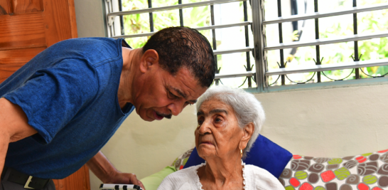 Sofía Urraca oye poco, por lo que su hijo Héctor, quien vive con ella, se le acerca para que pueda escuchar.