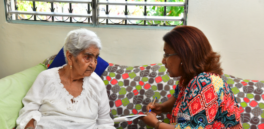 A sus 106 años, no ha delegado el mando en el hogar. Ella decide qué se debe hacer, y está pendiente de lo que falta.