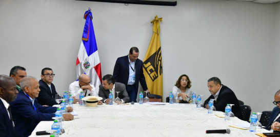 Delegados de partidos opositores reunidos en la Junt Central Electora. Foto: José Alberto Maldonado.